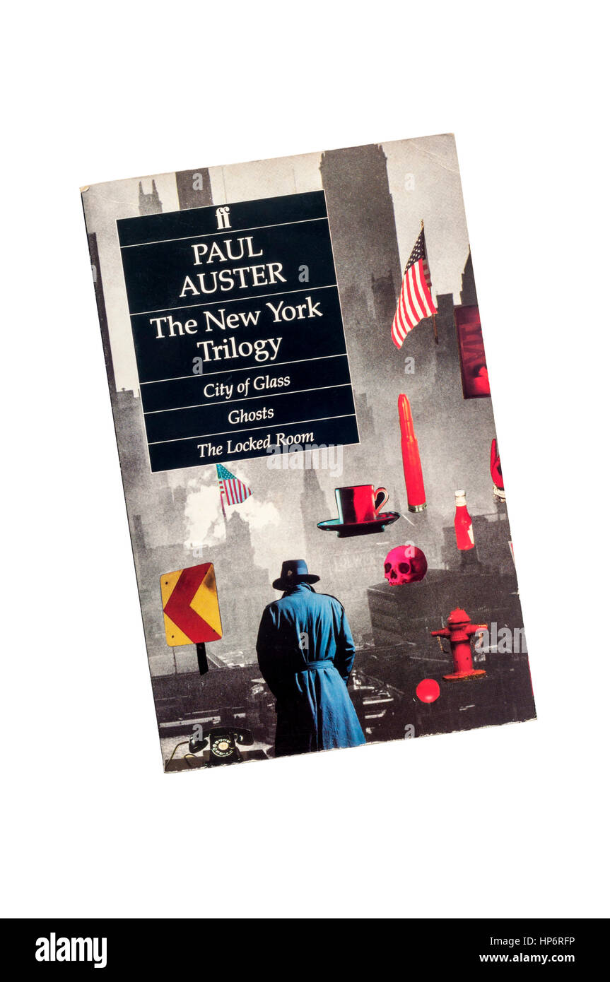 Un livre broché exemplaire du New York Trilogy de Paul Auster. Banque D'Images