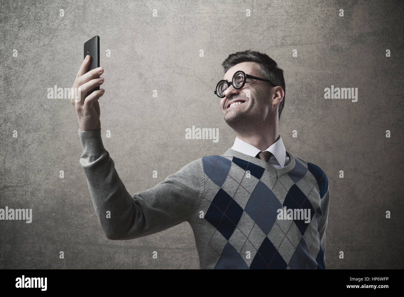 Mec drôle avec des lunettes de prendre une photo de soi avec un smartphone  Photo Stock - Alamy