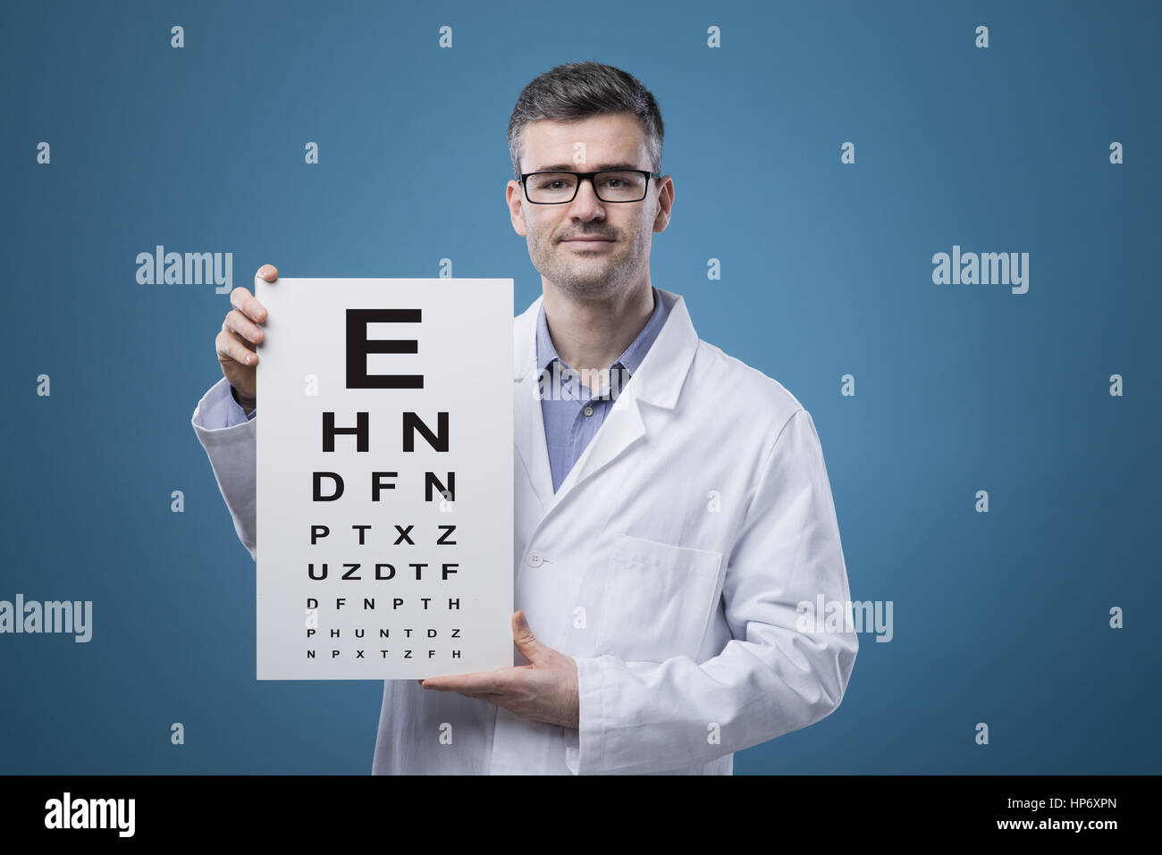 Opticien professionnel titulaire d'un examen de la vue graphique avec des lettres Banque D'Images