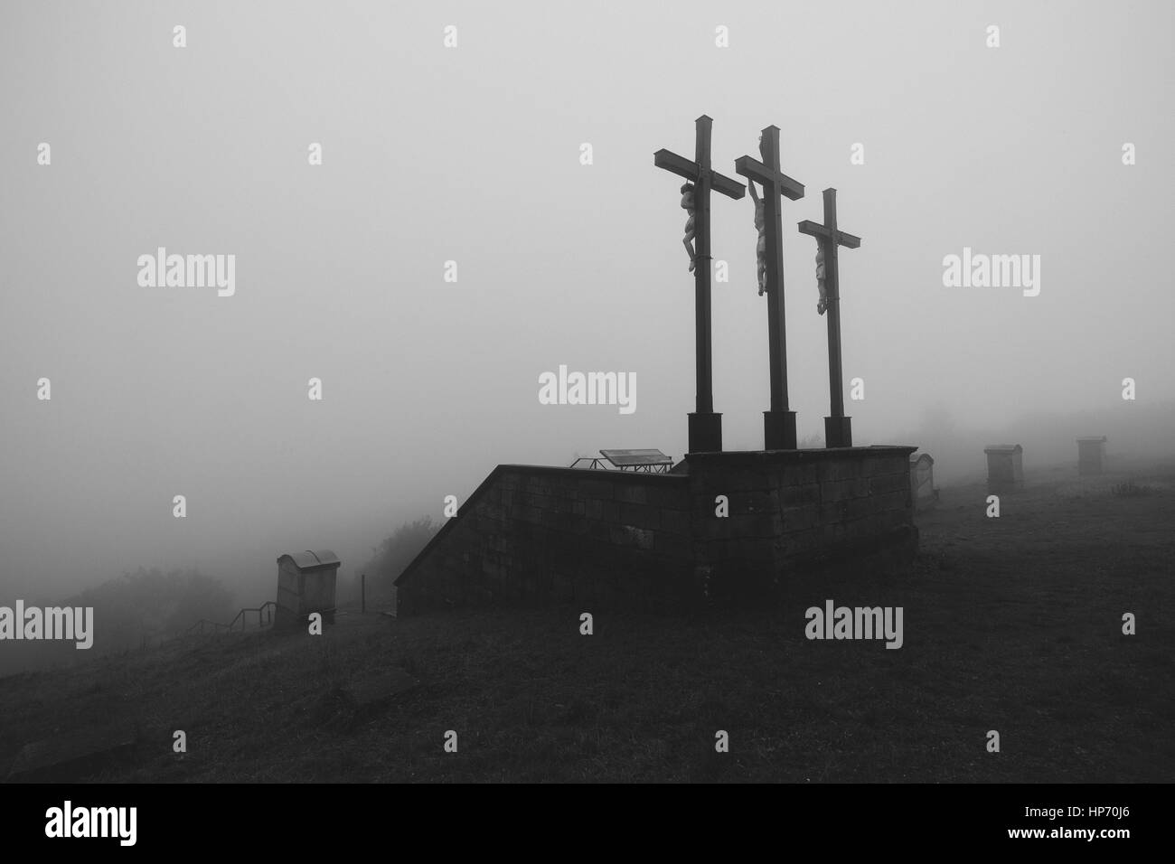 Crucifix dans le brouillard sur le haut de la montagne Kreuzberg en Bavière, Allemagne Banque D'Images