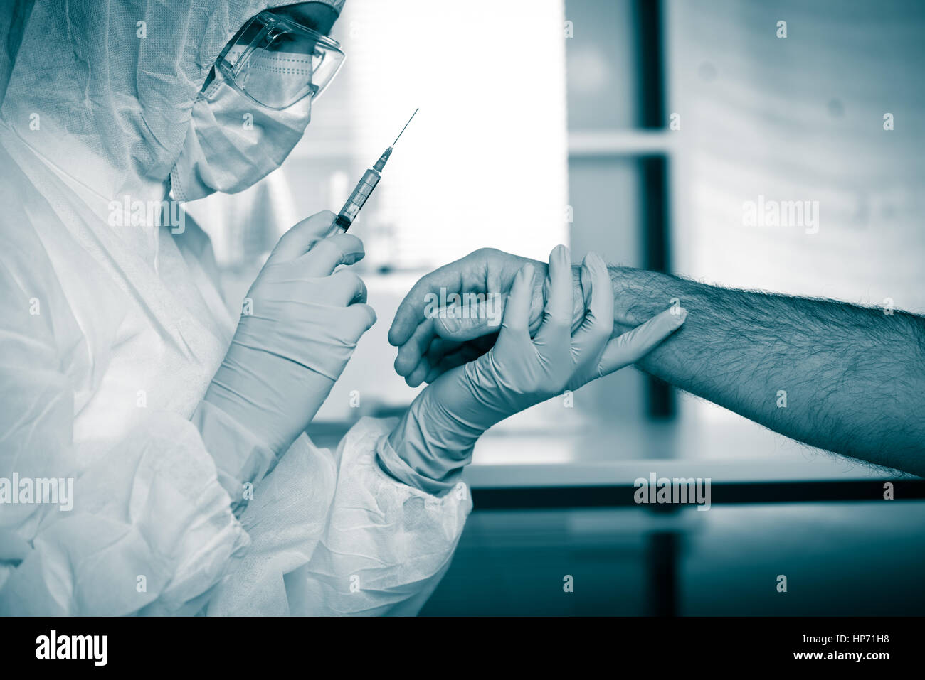 L'injection de médicament médecin sur le bras du patient à l'aide d'une seringue. Banque D'Images