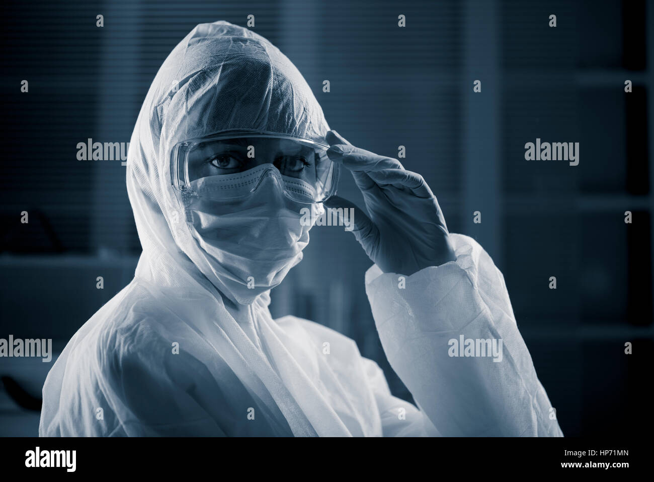 Porter un vêtement de protection chercheur hazmat et lunettes de sécurité. Banque D'Images
