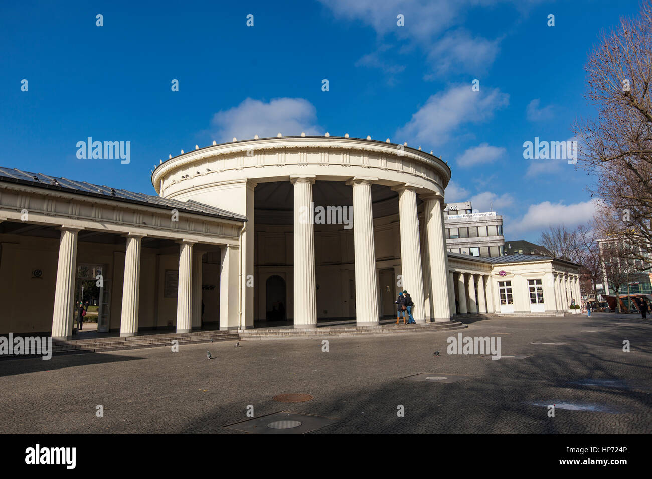 Aix-LA-CHAPELLE, ALLEMAGNE - le 22 février 2015 : personnes non identifiées par ELISA (fontaine Elisenbrunnen) à Aix-la-Chapelle, Allemagne. Pavillon a été construit en 1822 et contient Banque D'Images