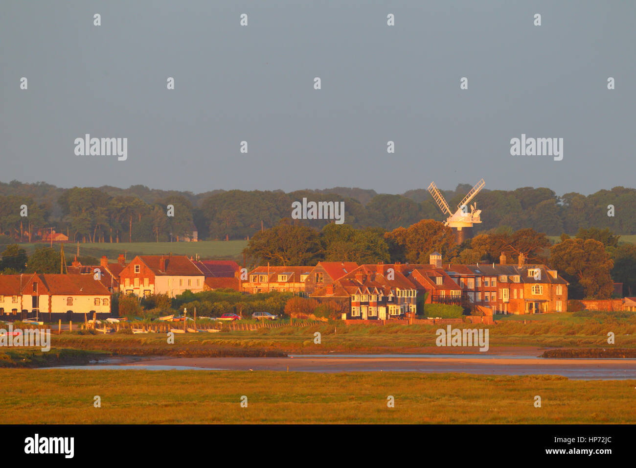 Le village de Burnham Overy Staithe dans North Norfolk au lever du soleil en été, vu de Gun Hill Banque D'Images