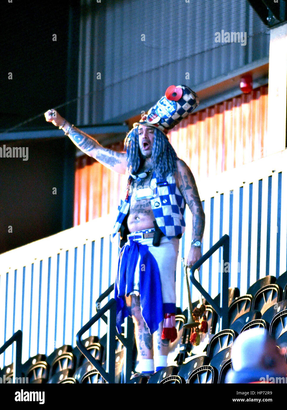 John Portsmouth, fan du club de football de Portsmouth, Westwood, lors du match Sky Bet League 2 entre Barnett et Portsmouth au stade Hive à Londres. 18 février 2017. Usage éditorial uniquement. Pas de merchandising. Pour les images de football, les restrictions FA et Premier League s'appliquent inc. Aucune utilisation Internet/mobile sans licence FAPL - pour plus de détails, contactez football Dataco Banque D'Images
