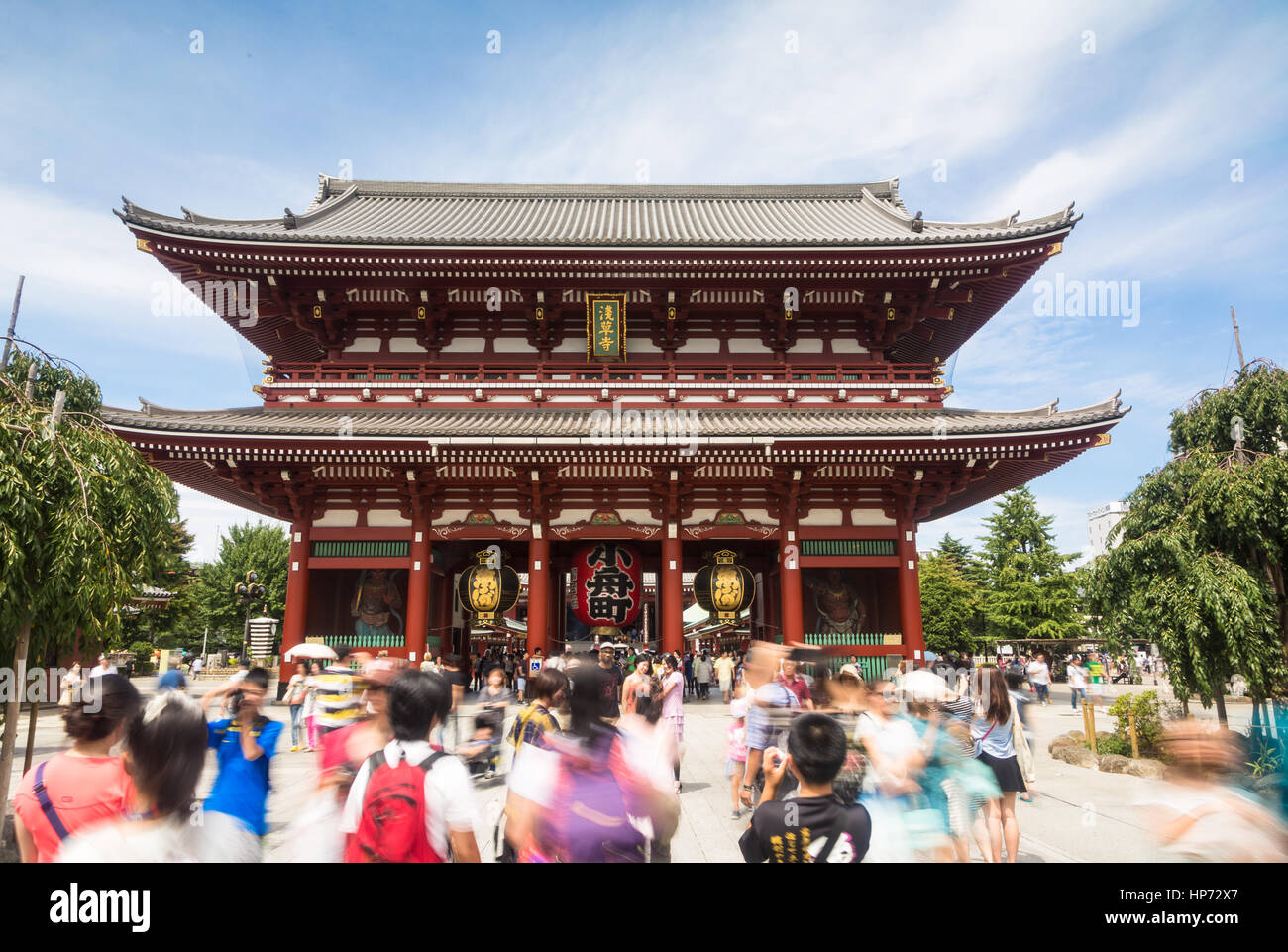 TOKYO, JAPON - 24 août 2015 : les gens, capturé avec blurred motion, visitez le célèbre temple bouddhiste Senso-ji à Asakusa quartier historique de Tokyo, Banque D'Images