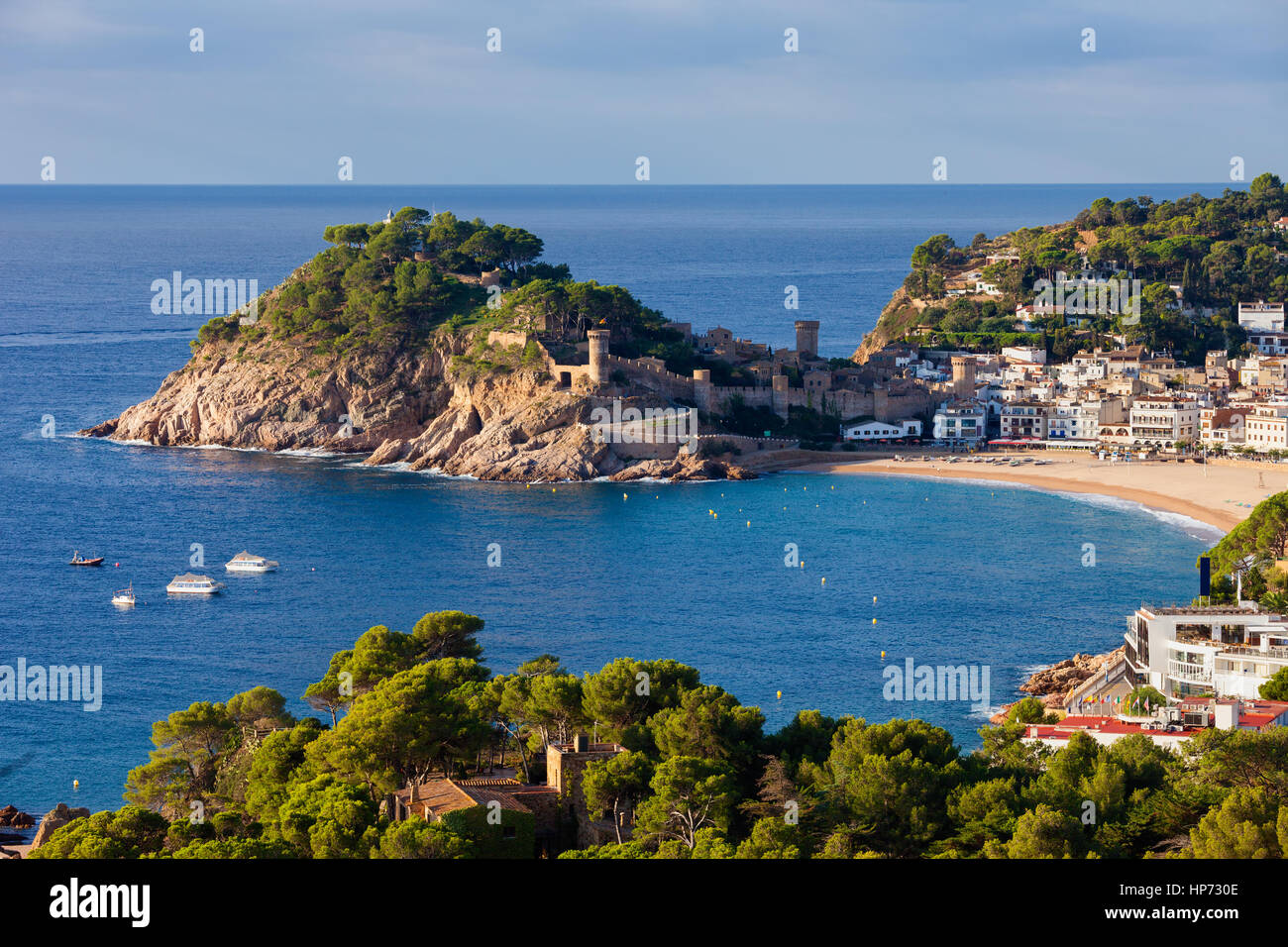Tossa de Mar, station balnéaire de la Costa Brava en Catalogne, Espagne, le littoral et baie de la mer Méditerranée (mer des Baléares). Banque D'Images