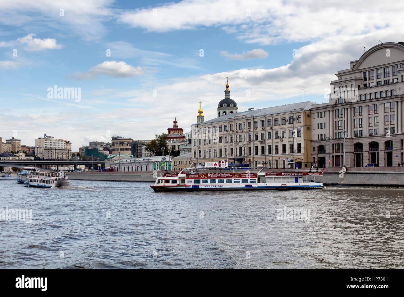 Les bateaux d'excursion sur la rivière Moskva avec Moscou cityscape dans la vue. Banque D'Images