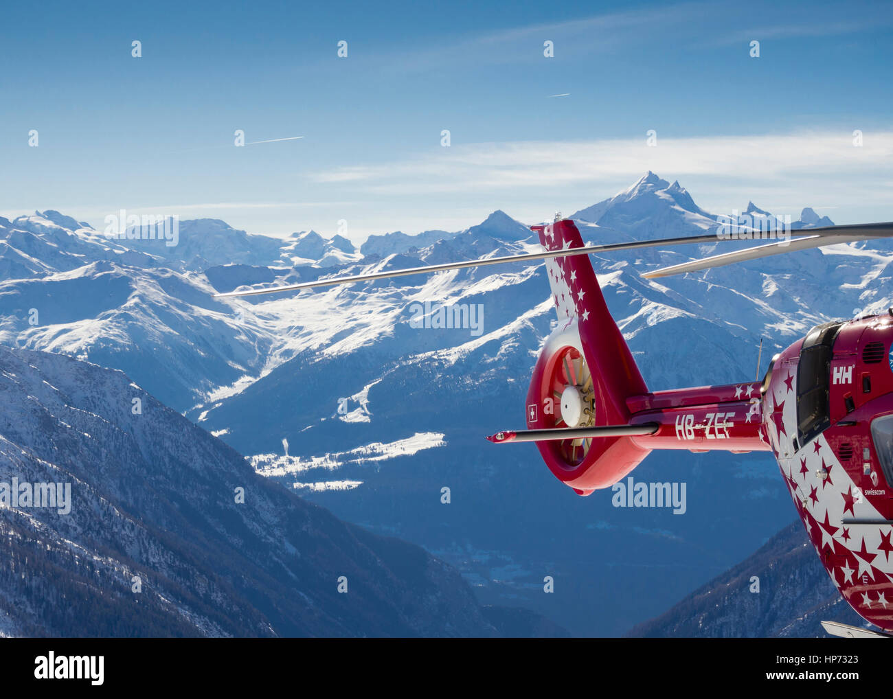 Lauchernalp, Suisse - 13 Février 2017 : Le d'un hélicoptère Eurocopter EC135 d 'Air Zermatt suisse" a atterri dans les montagnes à l'Lauchernal Banque D'Images