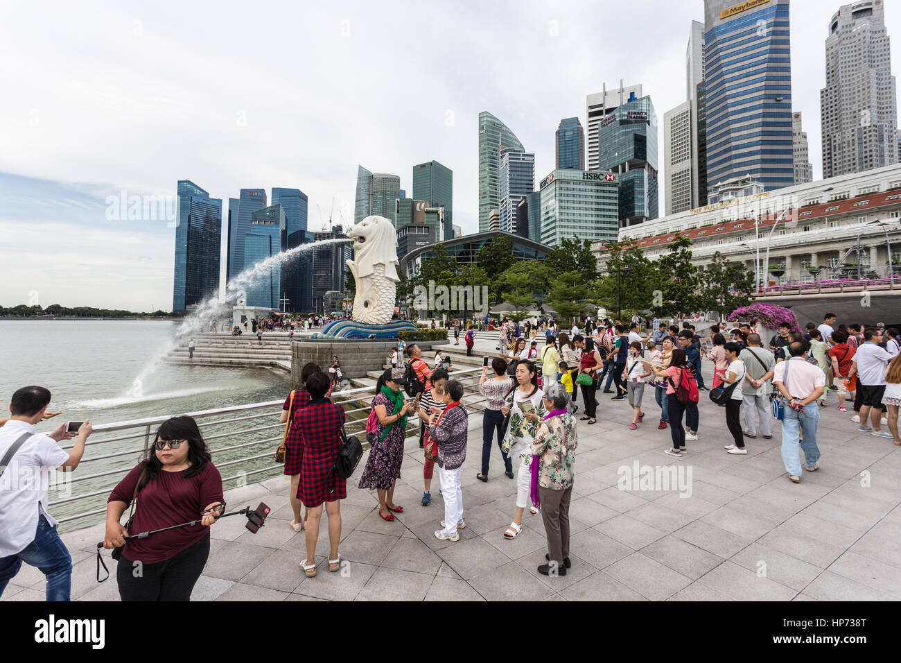 Singapour, Singapour - Septembre 21, 2016 : les touristes de prendre des photos en face de la célèbre skyline de Singapour et la statue du Merlion dans la Marina Bay. Banque D'Images