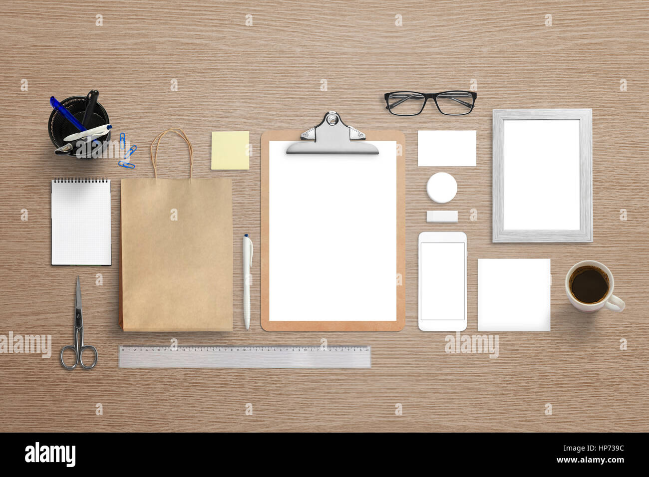 L'identité visuelle de marque immersive. Vue de dessus de la papeterie isolées pour logo, conception d'identité de marque exposé. Banque D'Images