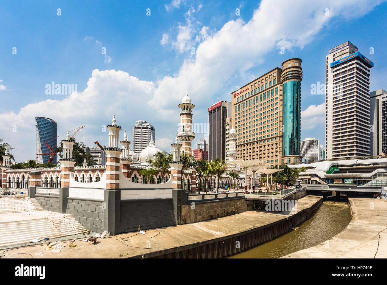 KUALA LUMPUR, MALAISIE - 11 janvier 2017 : l'architecture islamique de la mosquée Jamek contraste avec les immeubles de bureaux modernes dans la région de Kuala Lumpur. Ce M Banque D'Images