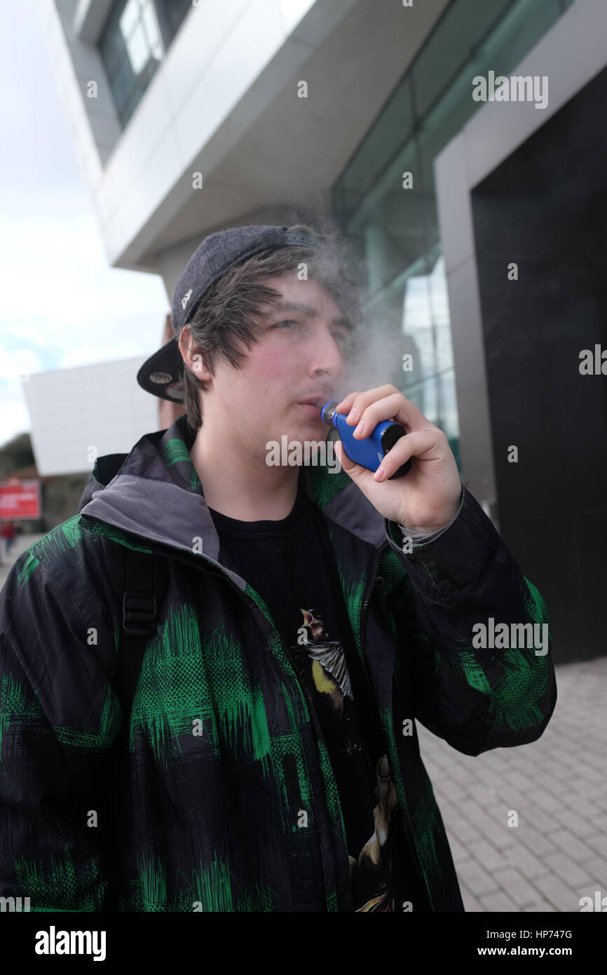 Carrie Edwards (à gauche) et l'âge de 22 Andrew Shaw (droite) (22), les étudiants de l'industrie de la musique de l'USW, e-cigarette fumée pendant une pause à l'extérieur de l'USW Atrium Banque D'Images