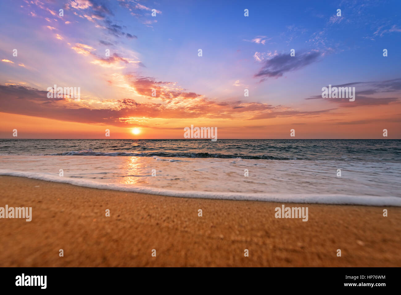 Sunrise Beach océan coloré Banque D'Images