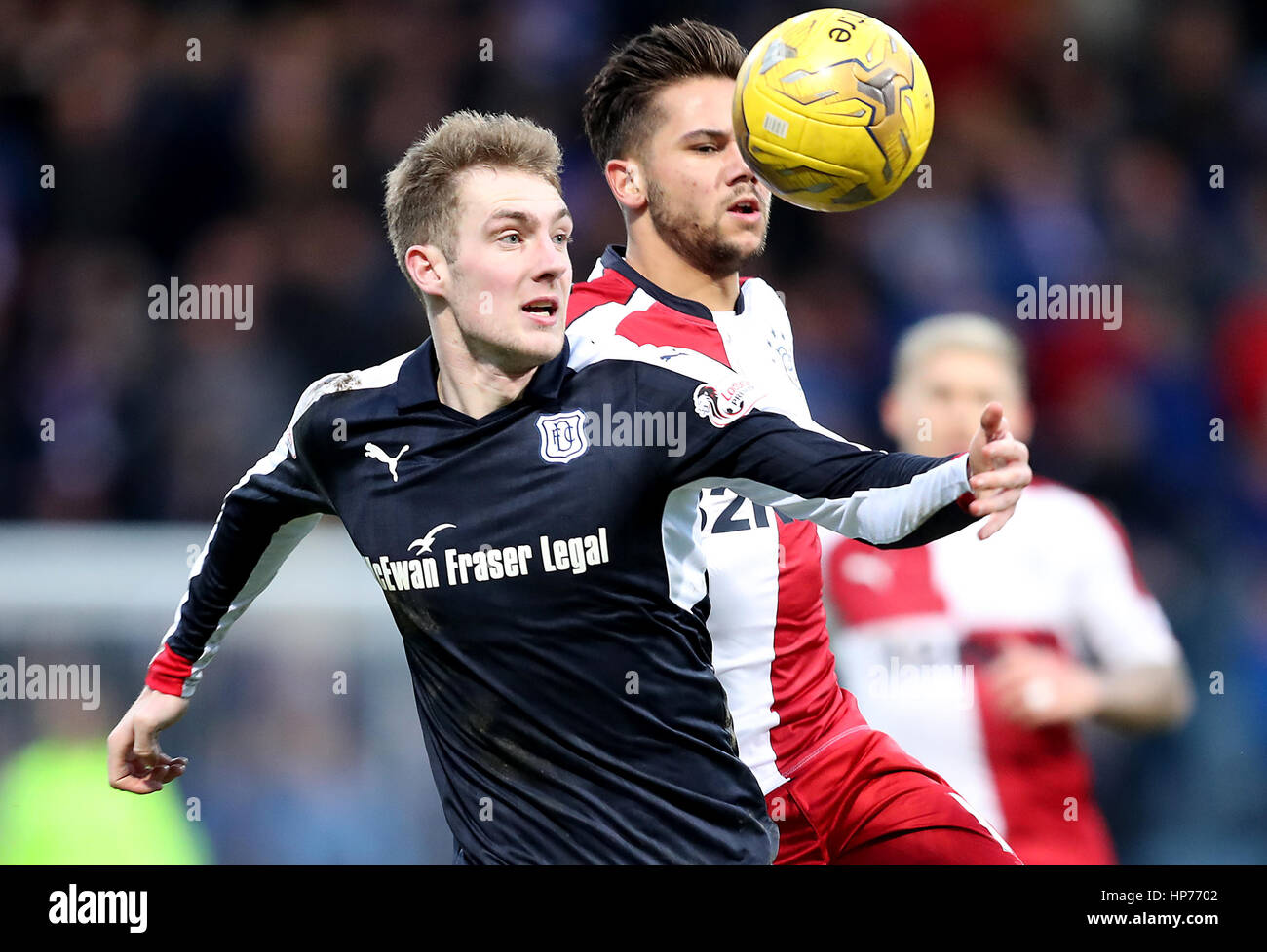 Kevin Holt de Dundee et Harry Forrester des Rangers se battent pour le ballon lors du match de football écossais Ladbrokes à Dens Park, Dundee. APPUYEZ SUR ASSOCIATION photo. Date de la photo: Dimanche 19 février 2017. Voir PA Story FOOTBALL Dundee. Le crédit photo devrait se lire comme suit : Jane Barlow/PA Wire. Banque D'Images