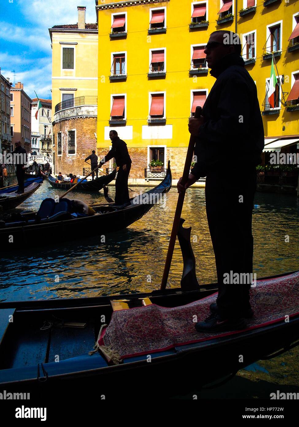 En gondole à Venise, Italie - 04 octobre 2008 : en gondole sur les canaux de Venise. Banque D'Images