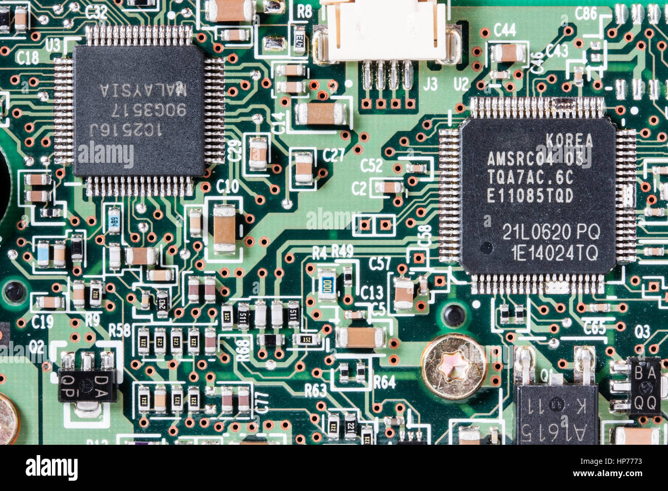 Close up d'un circuit imprimé montrant les connexions, transistors et beaucoup d'autres composants électroniques Banque D'Images
