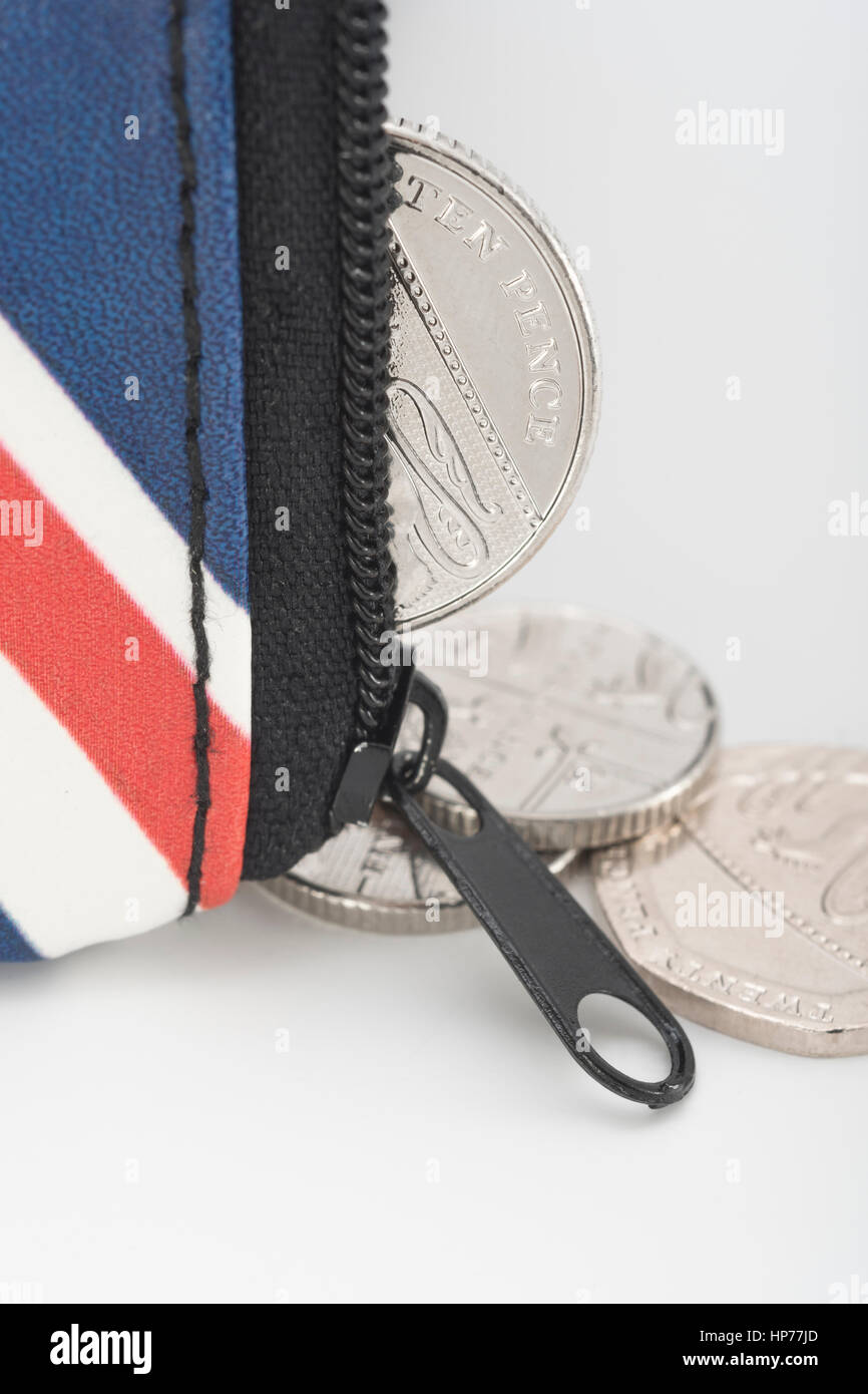 Porte-monnaie avec fermeture éclair, Union Jack avec British coins / visible de monnaie ou tomber. Métaphore de l'UK les dépenses des ménages, le budget, ou l'augmentation des prix. Banque D'Images