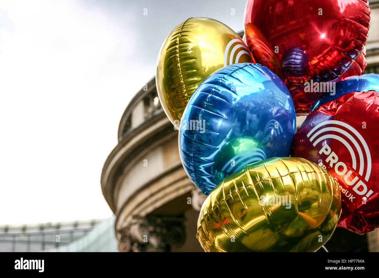 Ballons métalliques flottant dans l'air à Londres Gay Pride Festival à Londres Banque D'Images