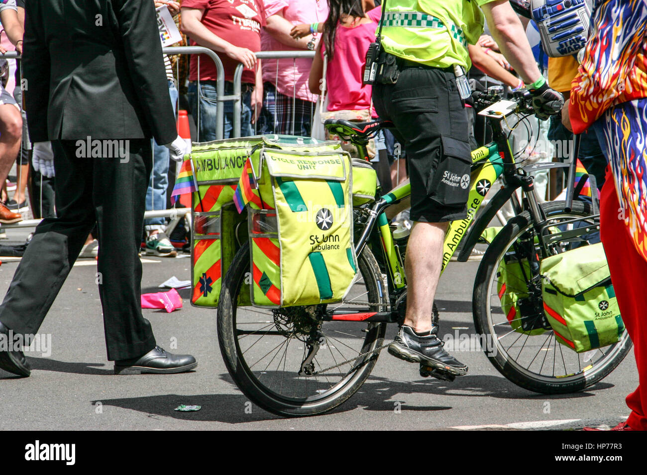 Paramedic sur une bicyclette en gardant un œil sur la foule lors d'une manifestation à Londres Banque D'Images