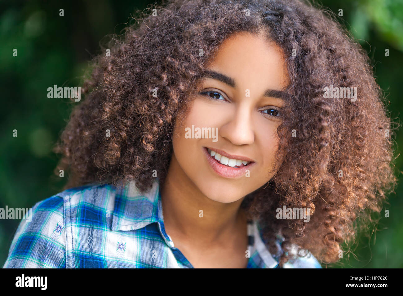 Portrait plein air de belle happy mixed race African American girl smiling adolescent enfant femelle avec dents parfaite Banque D'Images