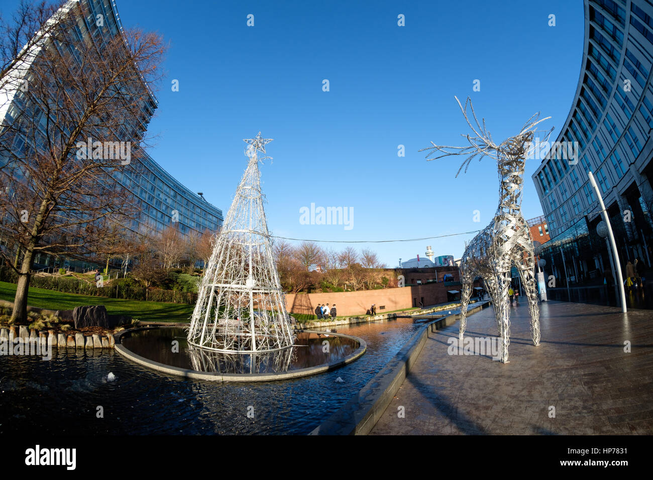 Arbre de Noël et le renne métallique au centre commercial Liverpool One, Noël 2016, Liverpool, UK (prises avec objectif fish eye) Banque D'Images