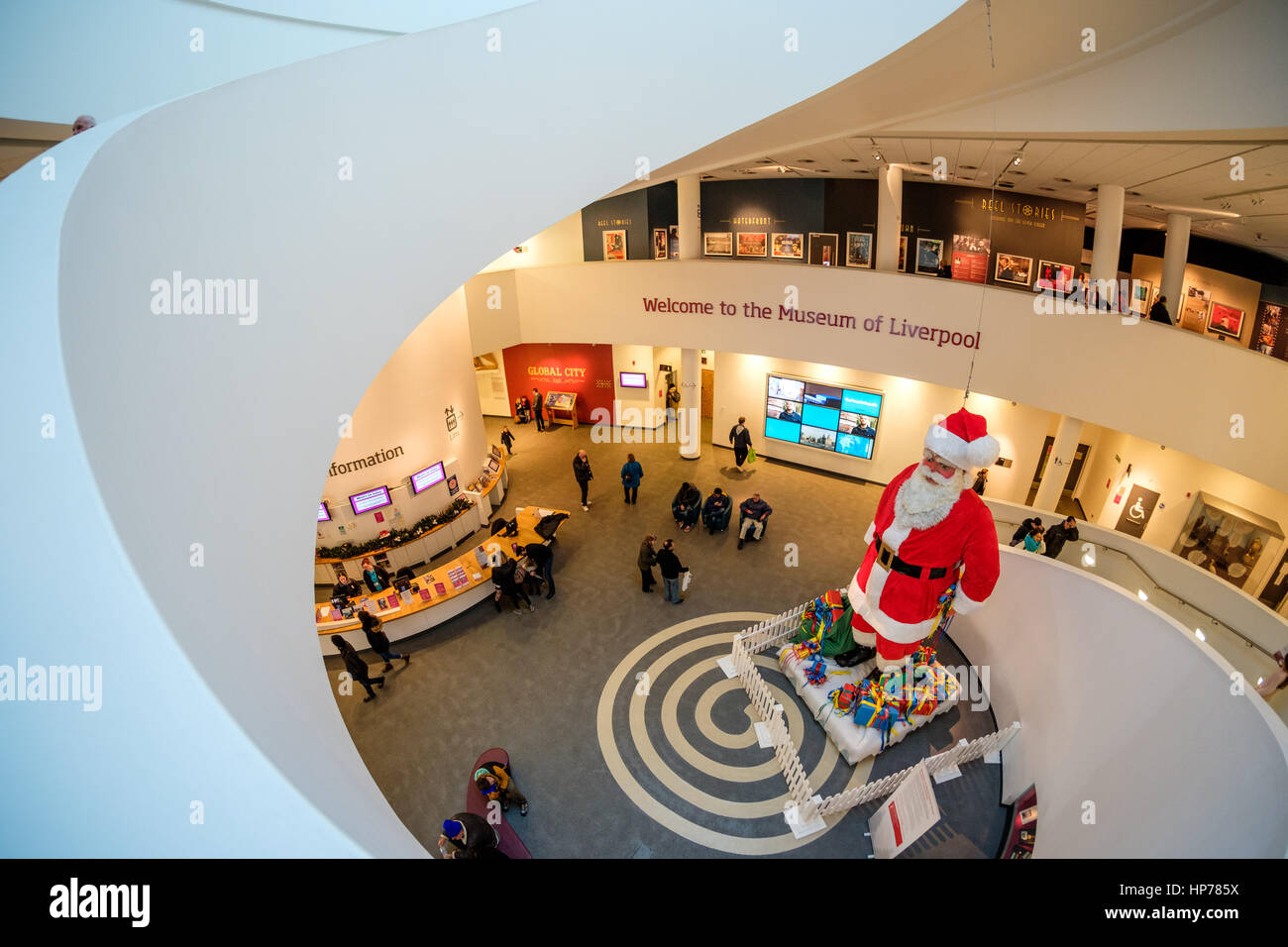 Le Père Noël géant de Blackler's Department Store au Musée de Liverpool sur front de mer historique de Liverpool, UK (prises avec objectif fish eye) Banque D'Images