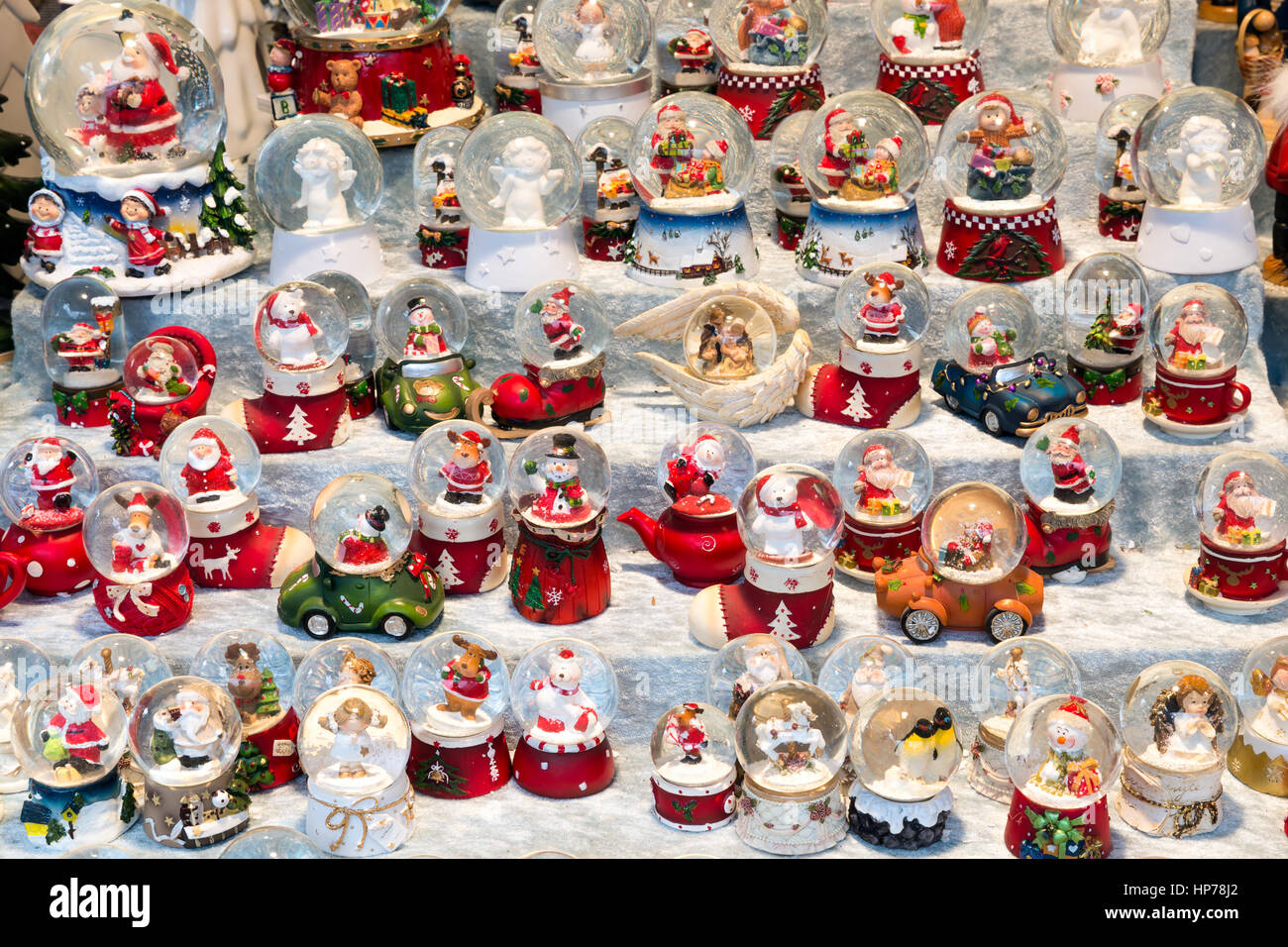 Blocage de Noël avec des boules de neige et plusieurs petites marionnettes Banque D'Images