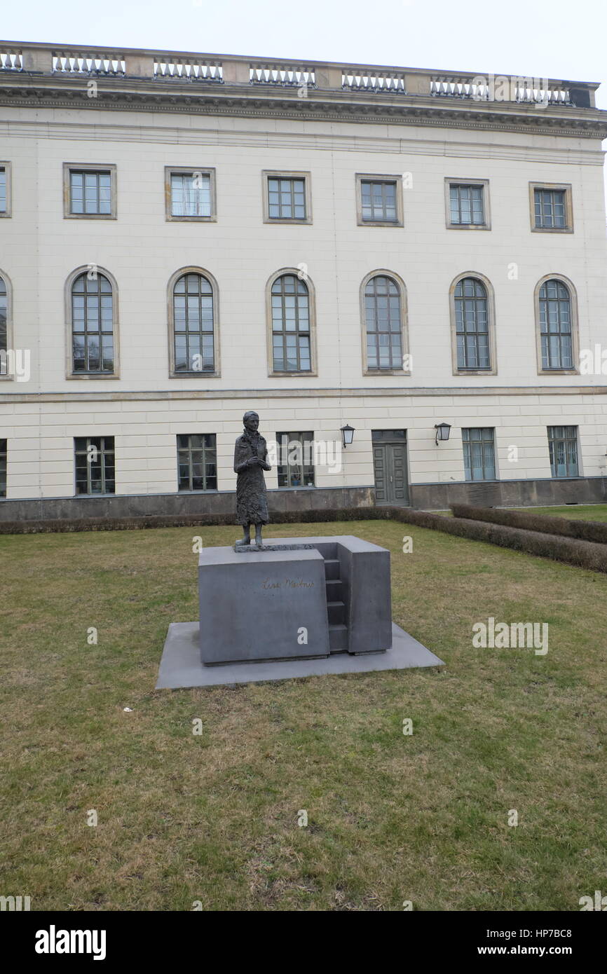 Statue de Lise Meitner, physicienne nucléaire pionnier sur le parvis de l'édifice principal de l'université de Humboldt sur l'Unter den Linden de Berlin. Banque D'Images