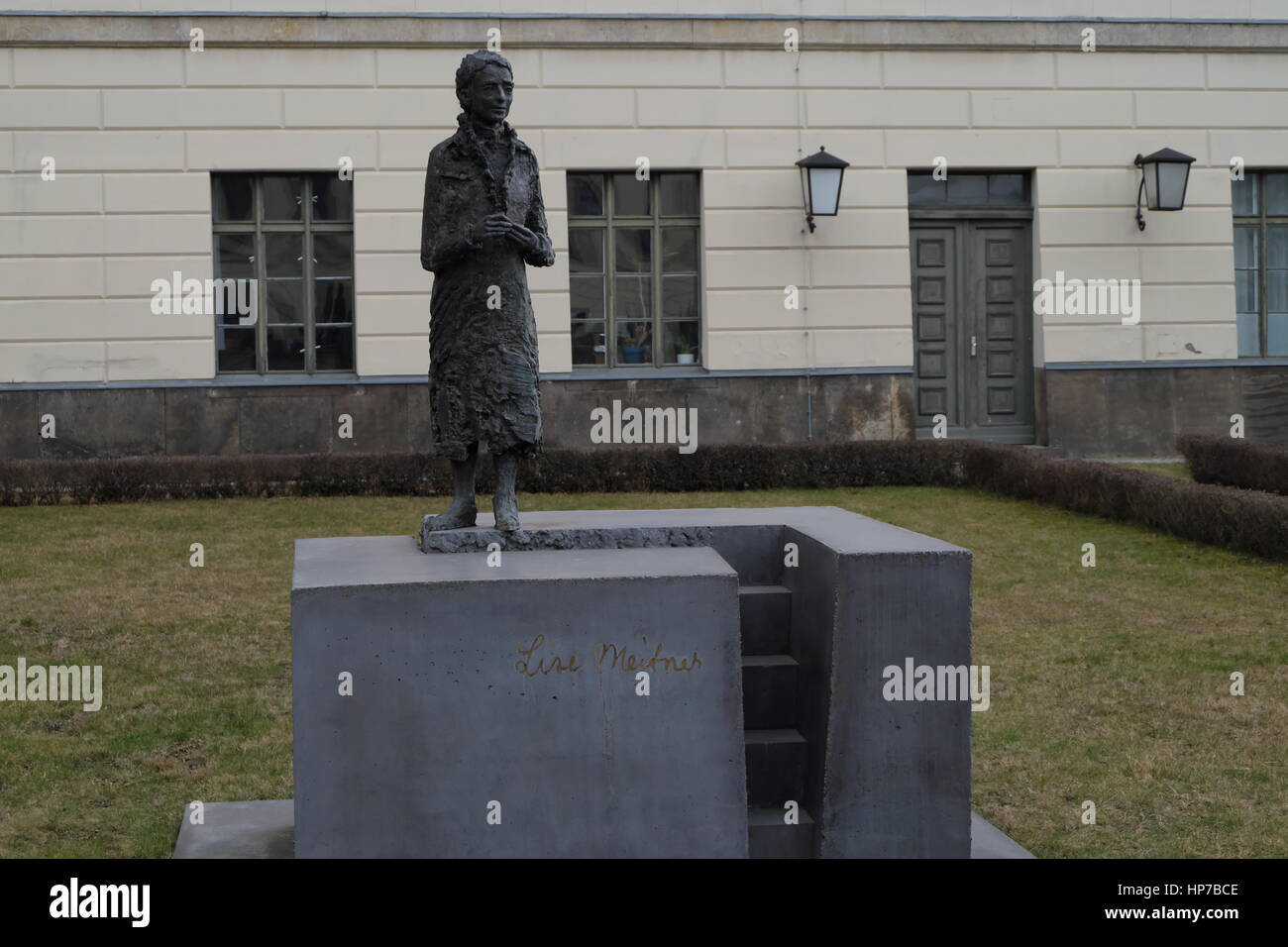 Statue de Lise Meitner, physicienne nucléaire pionnier sur le parvis de l'édifice principal de l'université de Humboldt sur l'Unter den Linden de Berlin. Banque D'Images