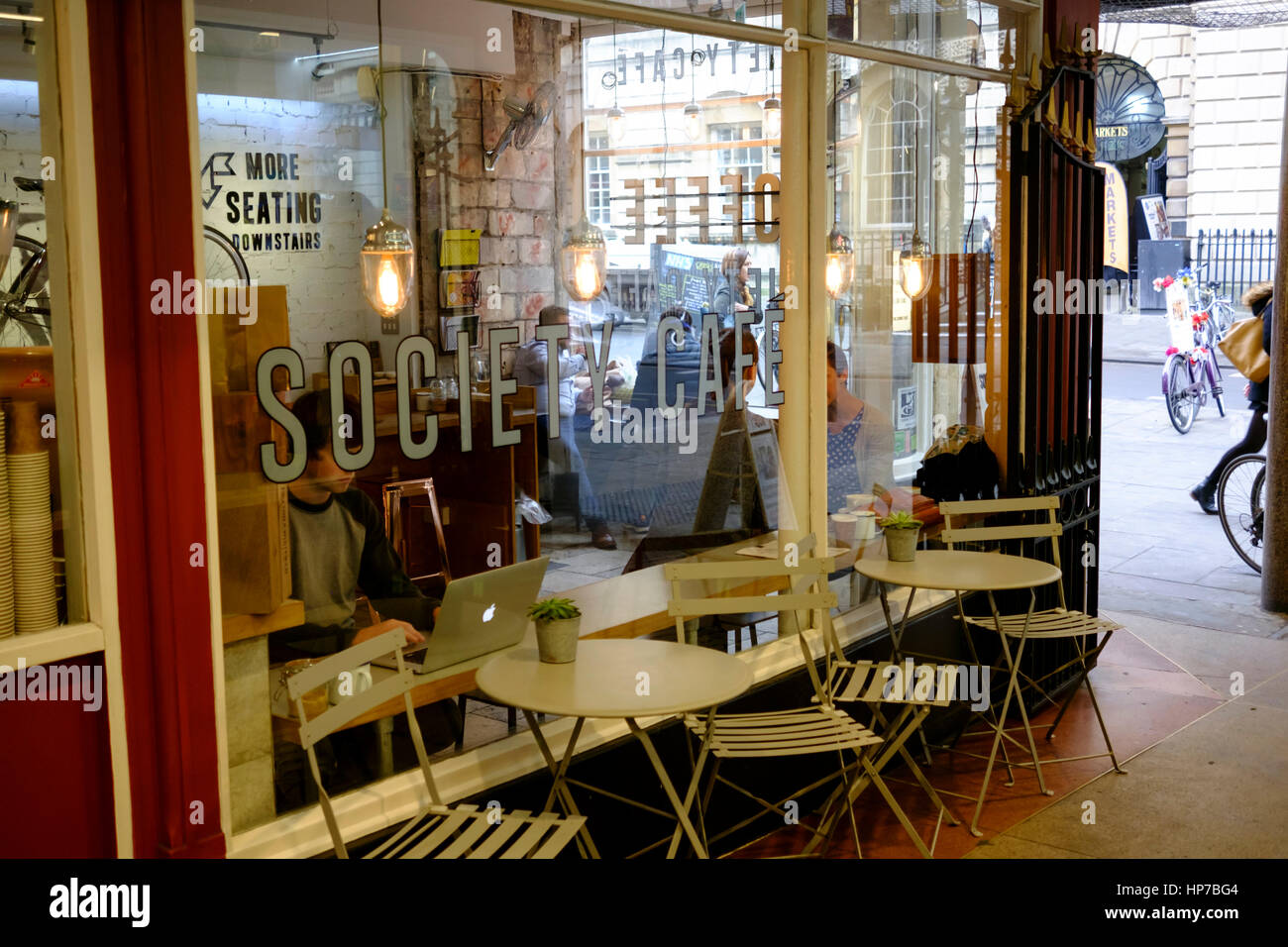 Cafe de la société autour de baignoire dans Somerset England UK Banque D'Images