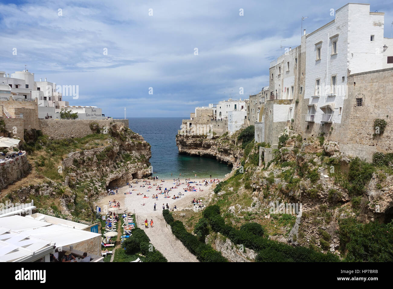 Polignano a Mare, Italie - juin 3, 2016 : Les gens se baigner dans la mer Méditerranée à la plage de la ville de Polignano a Mare, plage de la ville dans les Pouilles, dans le sud de Banque D'Images