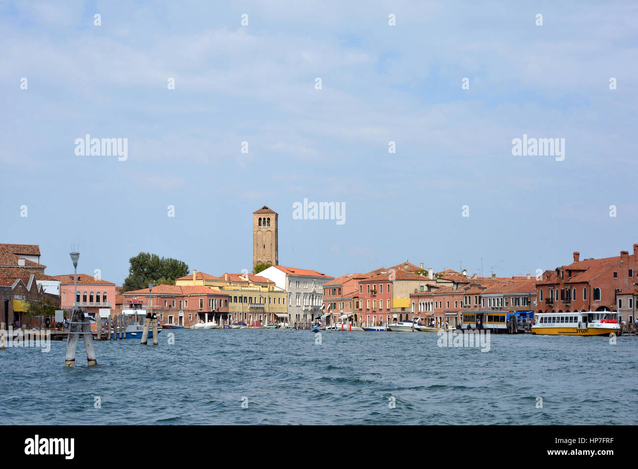 Île de Murano dans la lagune de Venise avec vue sur le Canale di San Donato en Italie. Banque D'Images