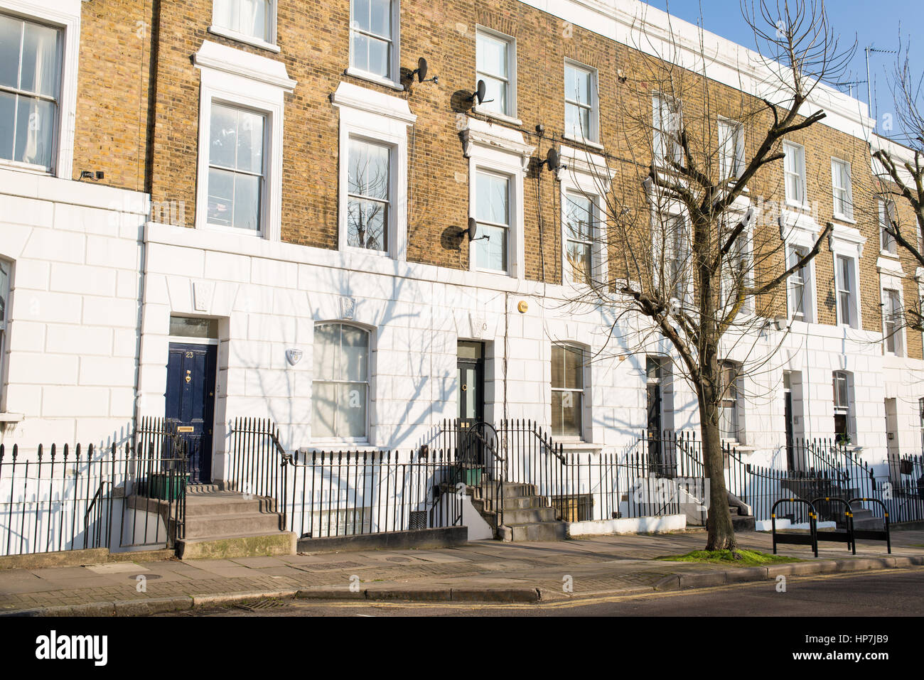 Islington, Londres, Royaume-Uni - 22 janvier 2017. rangée de maisons de ville victoriennes à Islington, au nord de Londres. packington street est une rue résidentielle attrayante Banque D'Images