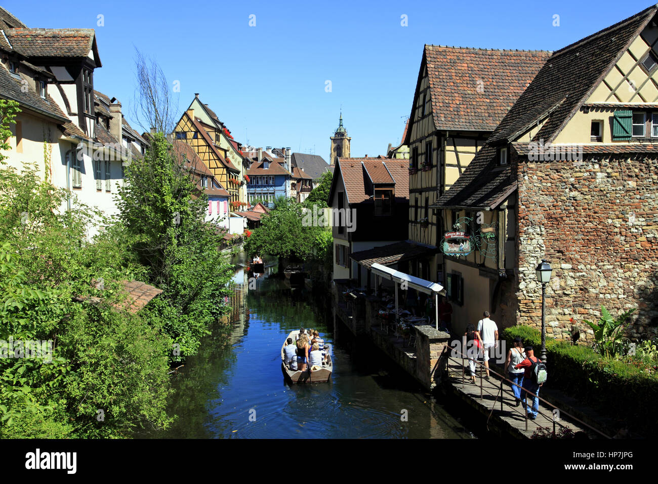 Excursion en bateau sur la rivière Lauch dans le quartier pittoresque au cœur de la vieille ville, surnommée la petite Venise. Colmar, Haut-Rhin, France Banque D'Images
