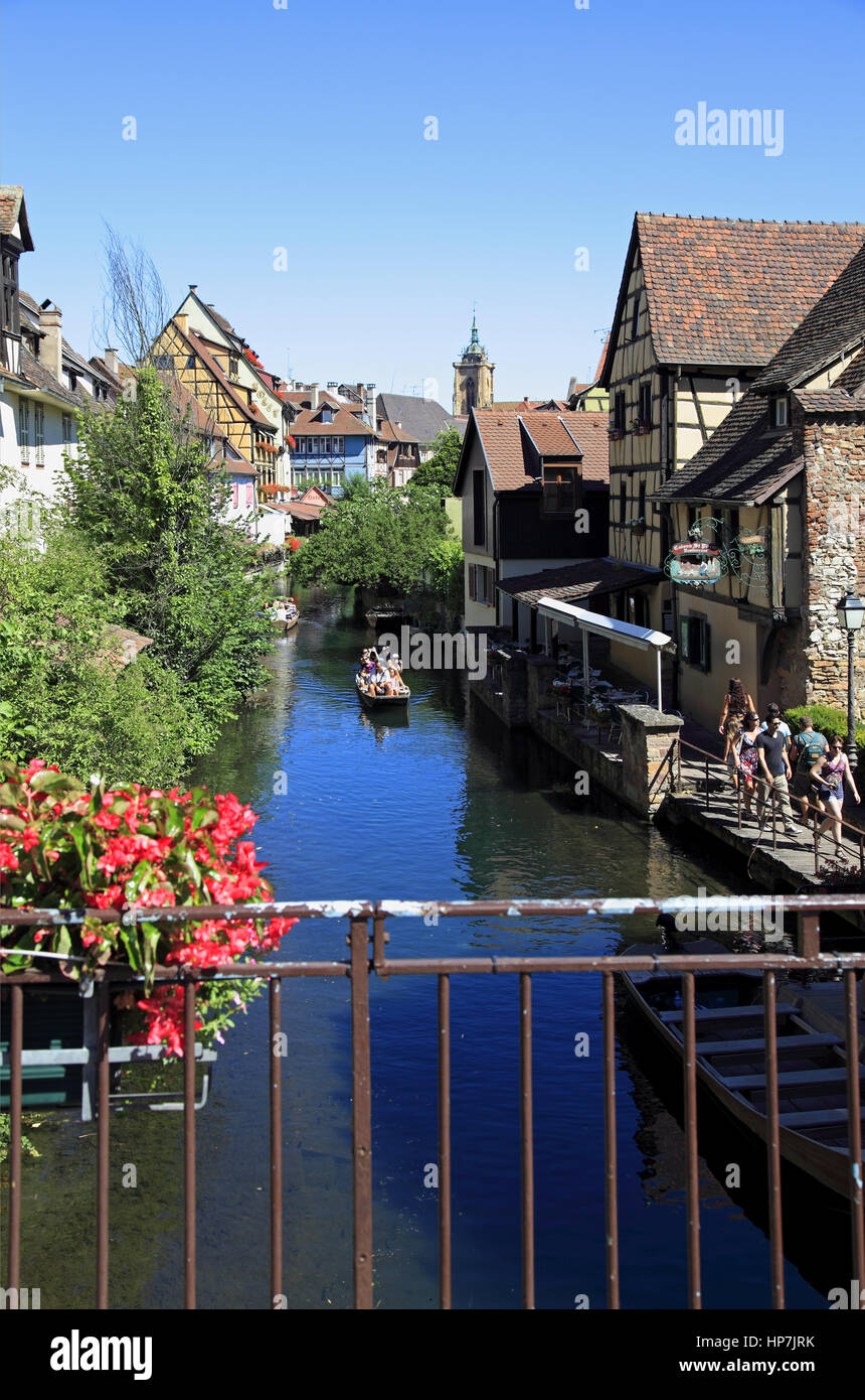 Excursion en bateau sur la rivière Lauch dans le quartier pittoresque au cœur de la vieille ville, surnommée la petite Venise. Colmar, Haut-Rhin, France Banque D'Images