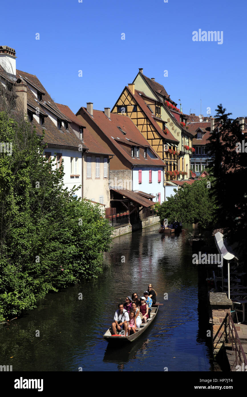 Excursion en bateau sur la rivière Lauch dans le quartier pittoresque au cœur de la vieille ville, surnommée la petite Venise. Colmar, Haut-Rhin, France Banque D'Images