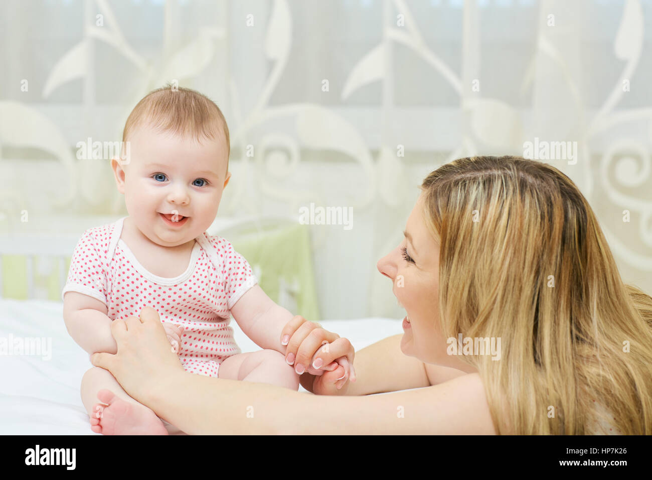 Mère jouant avec son bébé nourrisson enfant Banque D'Images