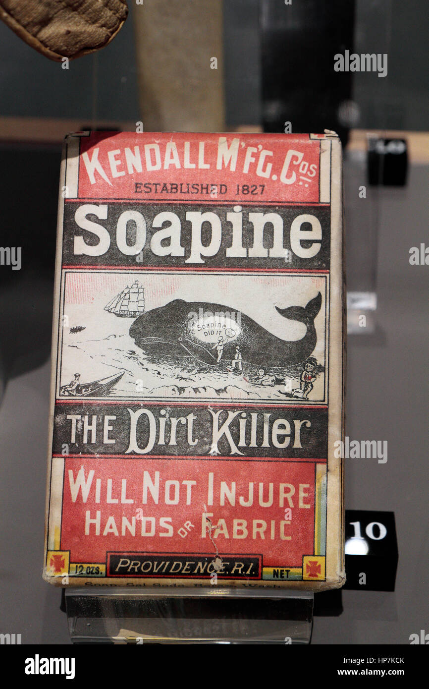 Soapine, l'huile de baleine et du savon de ménage sur l'affichage dans le bâtiment de l'exposition, Stillman baleiniers Mystic Seaport, Mystic, Connecticut, United States Banque D'Images