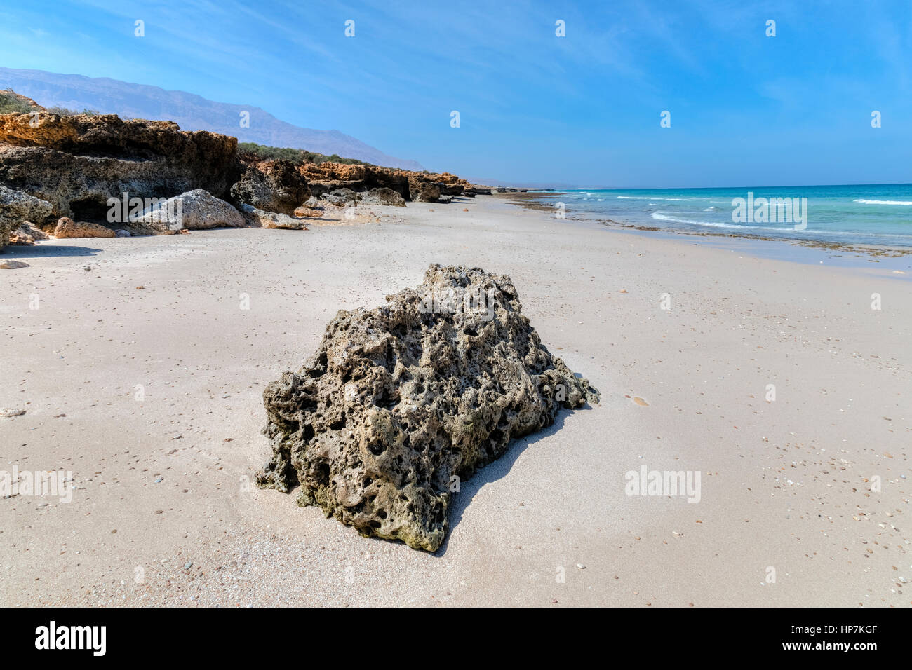 Plage de sable blanc, Quriyat, Muscat, Oman, au Moyen-Orient, en Asie Banque D'Images