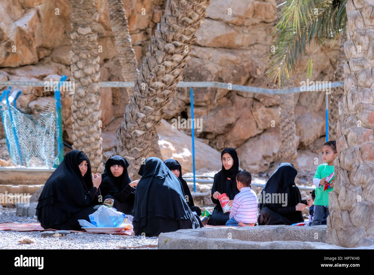 Les habitants ayant pique-nique à Wadi Shab, Oman, au Moyen-Orient, en Asie Banque D'Images