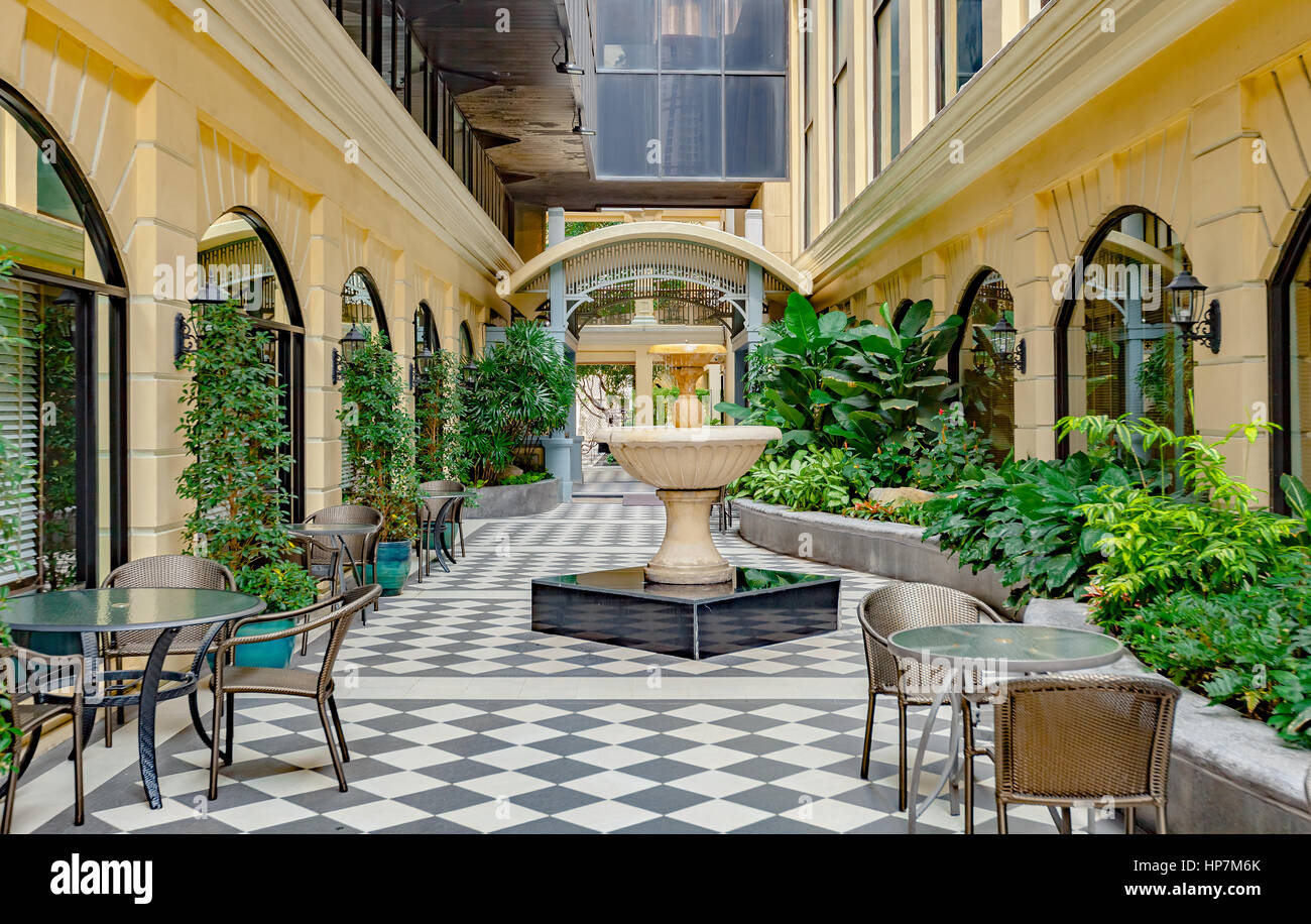 Salon de Plein Air Zone - zone chill out. Chill out avec beau et relaxant créé metal chaises, tables métalliques Banque D'Images