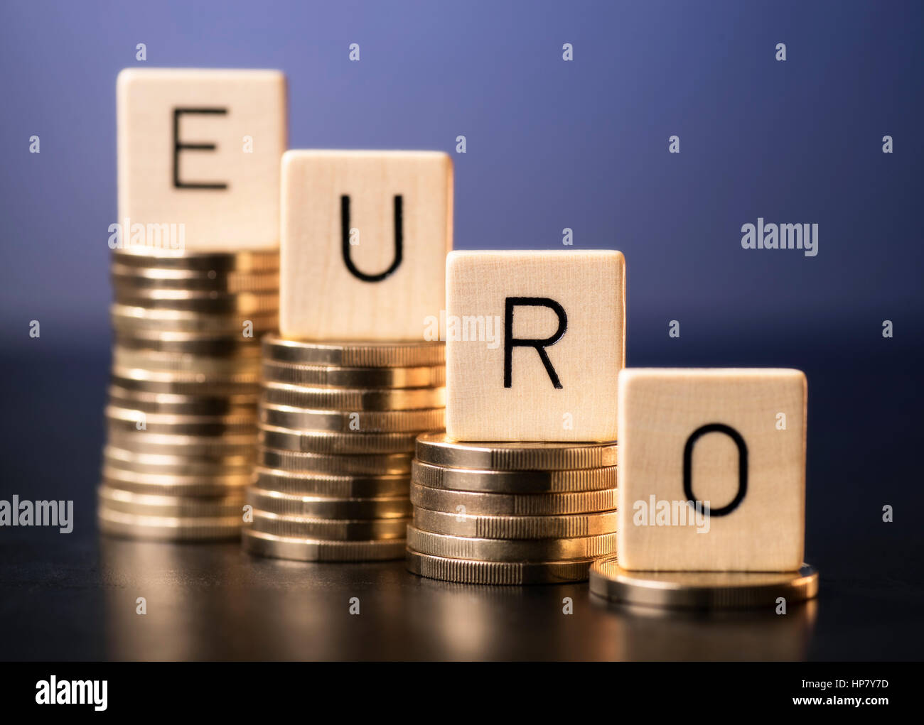 Le mot Euro est à lire sur piles avec des pièces de différentes hauteurs. Banque D'Images