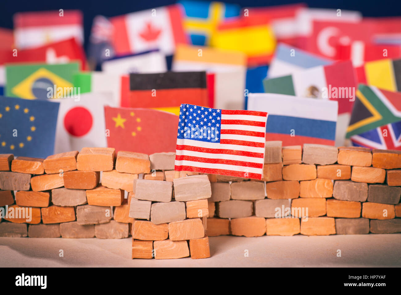 Drapeau américain devant un mur et des drapeaux d'autres pays Banque D'Images