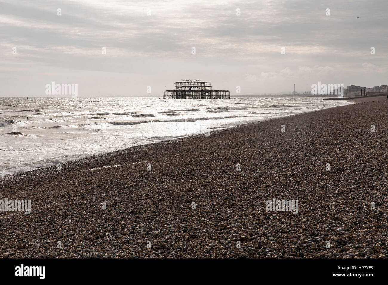 Vue des ruines de la West Pier de Brighton Beach. Banque D'Images