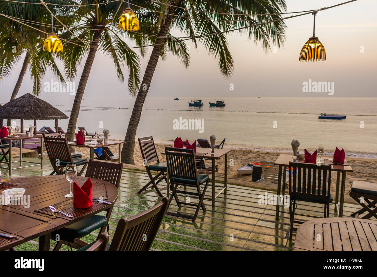 Restaurant en bord de mer sur une terrasse au Saigon resort, Puh Quoc, Vietnam, Mai 24, 2014, Banque D'Images