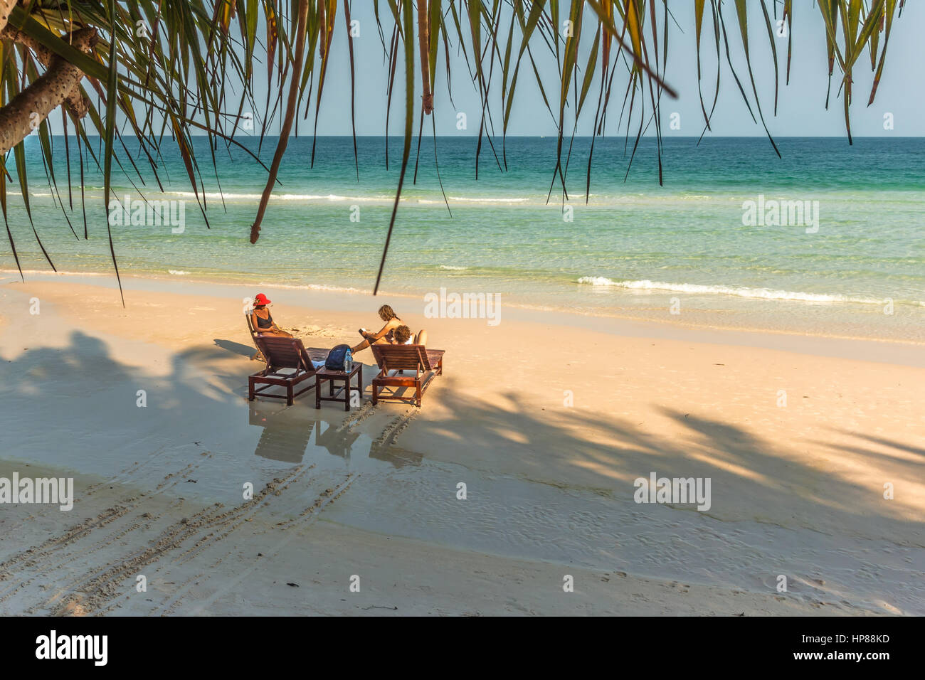 Les touristes vous détendre le soir soleil sur une plage tropicale, Puh Quoc Island, Vietnam, 28 janvier 2014, Banque D'Images