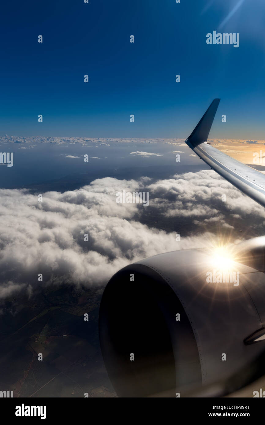 Voir à partir de la fenêtre d'un avion pendant le coucher du soleil ou le lever du soleil.vue d'aile de l'avion, coucher de soleil ciel nuages nuit.aile de l'avion sur sky.Ailes d'un airpla Banque D'Images