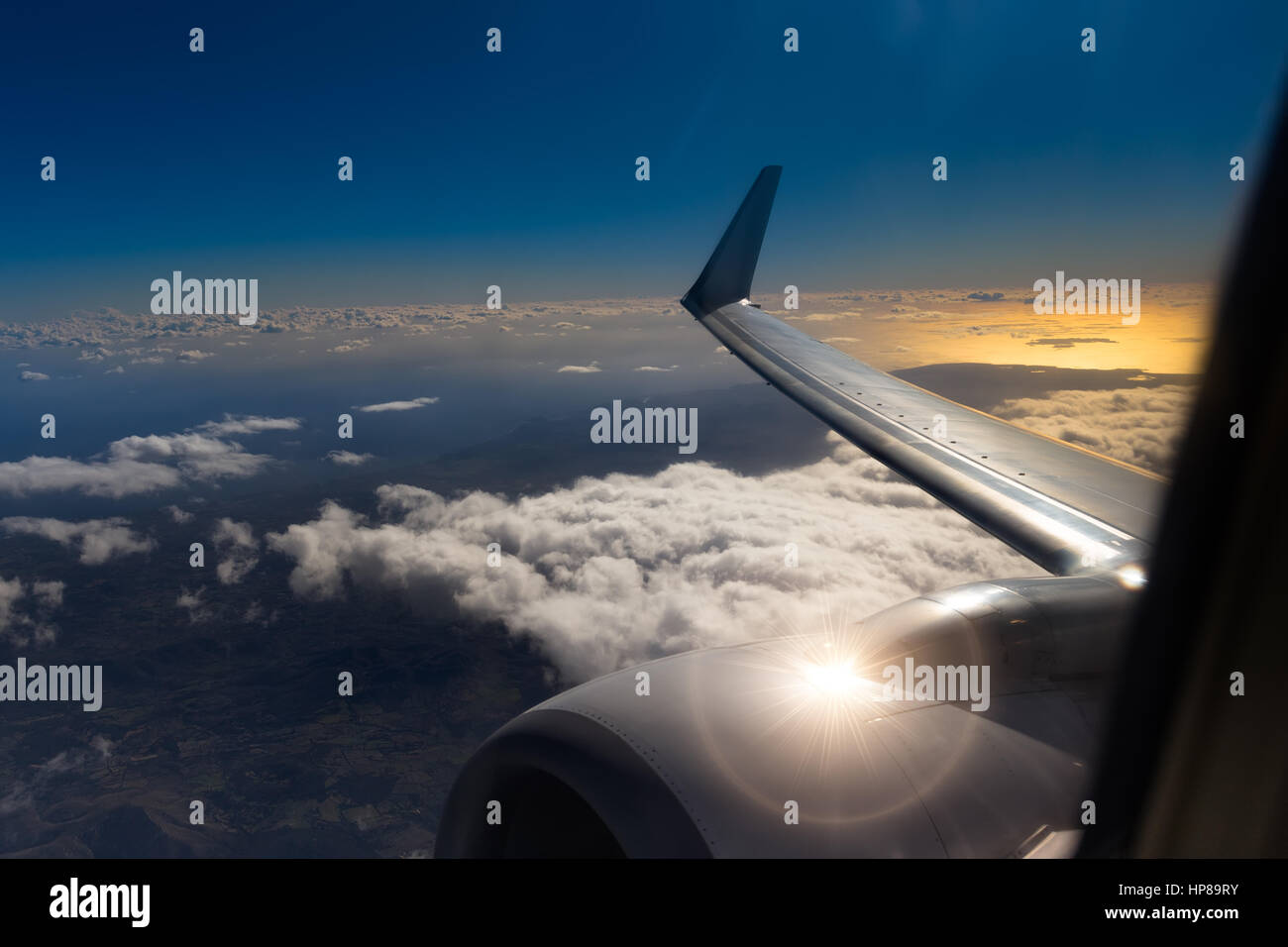 Voir à partir de la fenêtre d'un avion pendant le coucher du soleil ou le lever du soleil.vue d'aile de l'avion, coucher de soleil ciel nuages nuit.aile de l'avion sur sky.Ailes d'un airpla Banque D'Images