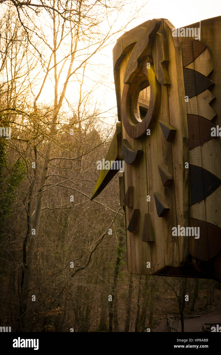 La structure de jeu géant Owl au crépuscule. Les enfants peuvent voir la forêt à travers les yeux du Wise Owl un glisser le long d'un poteau de pompier au sol. Banque D'Images